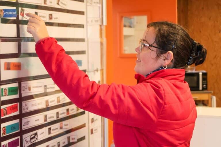 Une personne dans un foyer d'hébergement pour adultes handicapés à Angers
