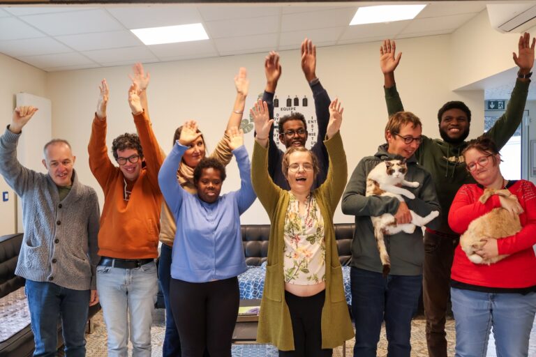 un groupe de personnes handicapées avec son chat