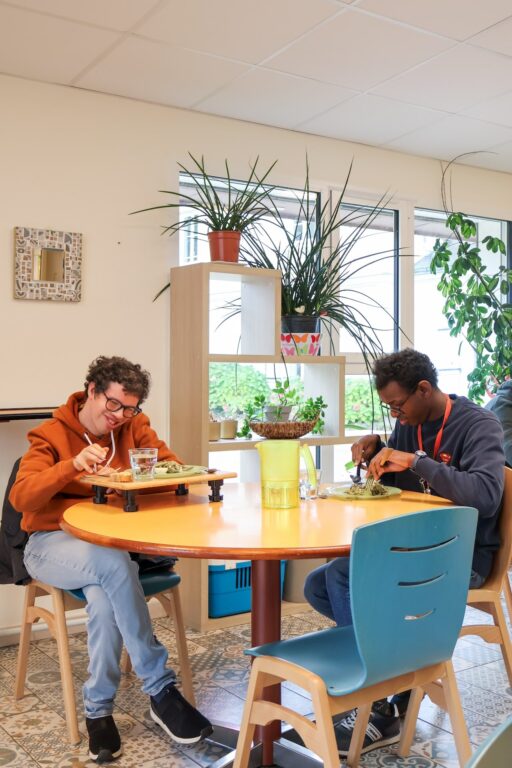 Deux personnes déjeunent en foyer d'hébergement pour adultes handicapés angers